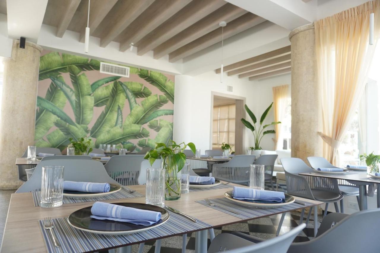 Hotel Las Americas Casa De Playa Cartagena Exterior photo Interior of the restaurant