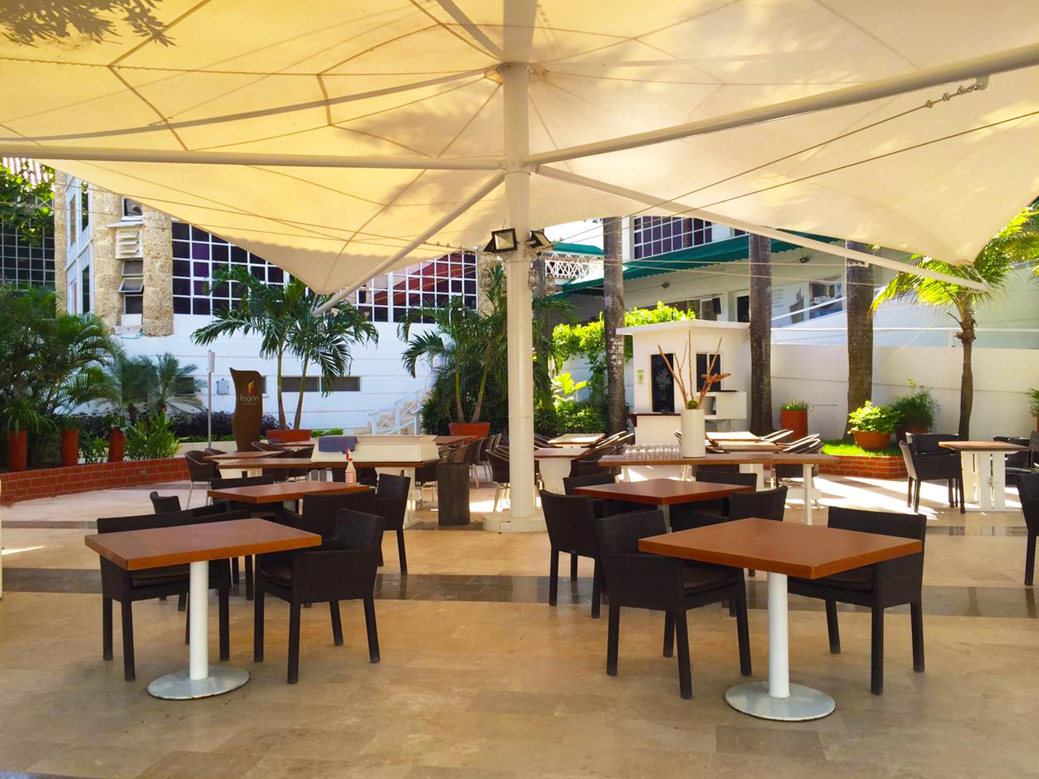 Hotel Las Americas Casa De Playa Cartagena Exterior photo The patio at the hotel