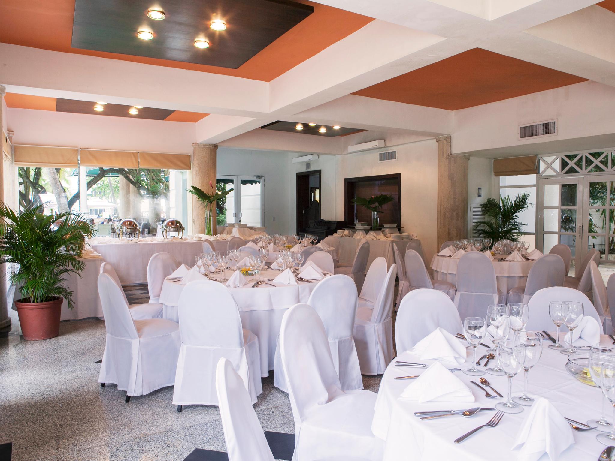 Hotel Las Americas Casa De Playa Cartagena Exterior photo A restaurant in the resort