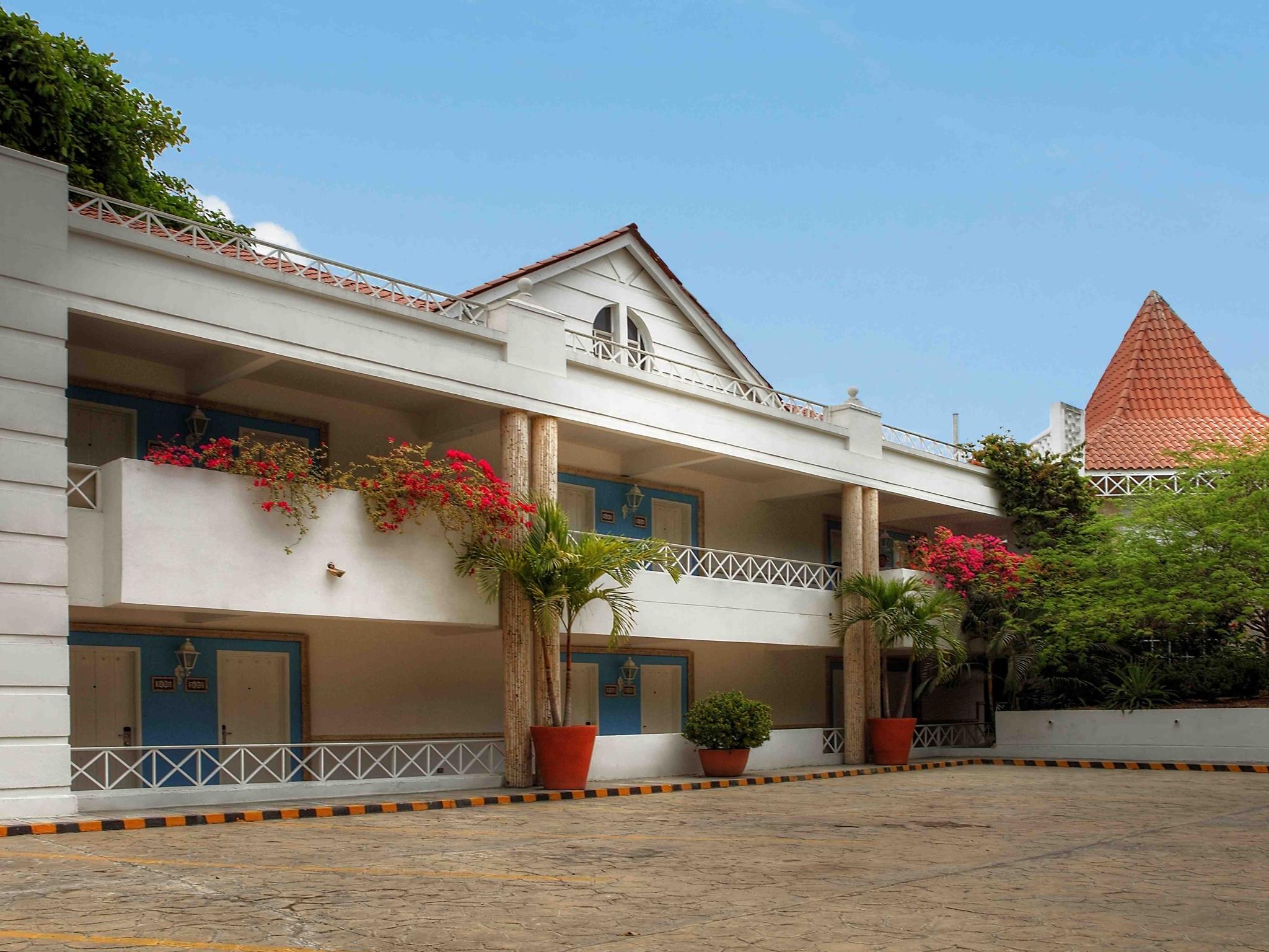 Hotel Las Americas Casa De Playa Cartagena Exterior photo The school's main building