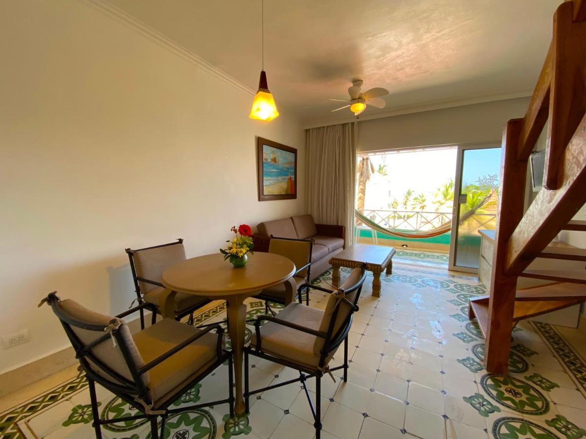 Hotel Las Americas Casa De Playa Cartagena Exterior photo Living room in a typical condo