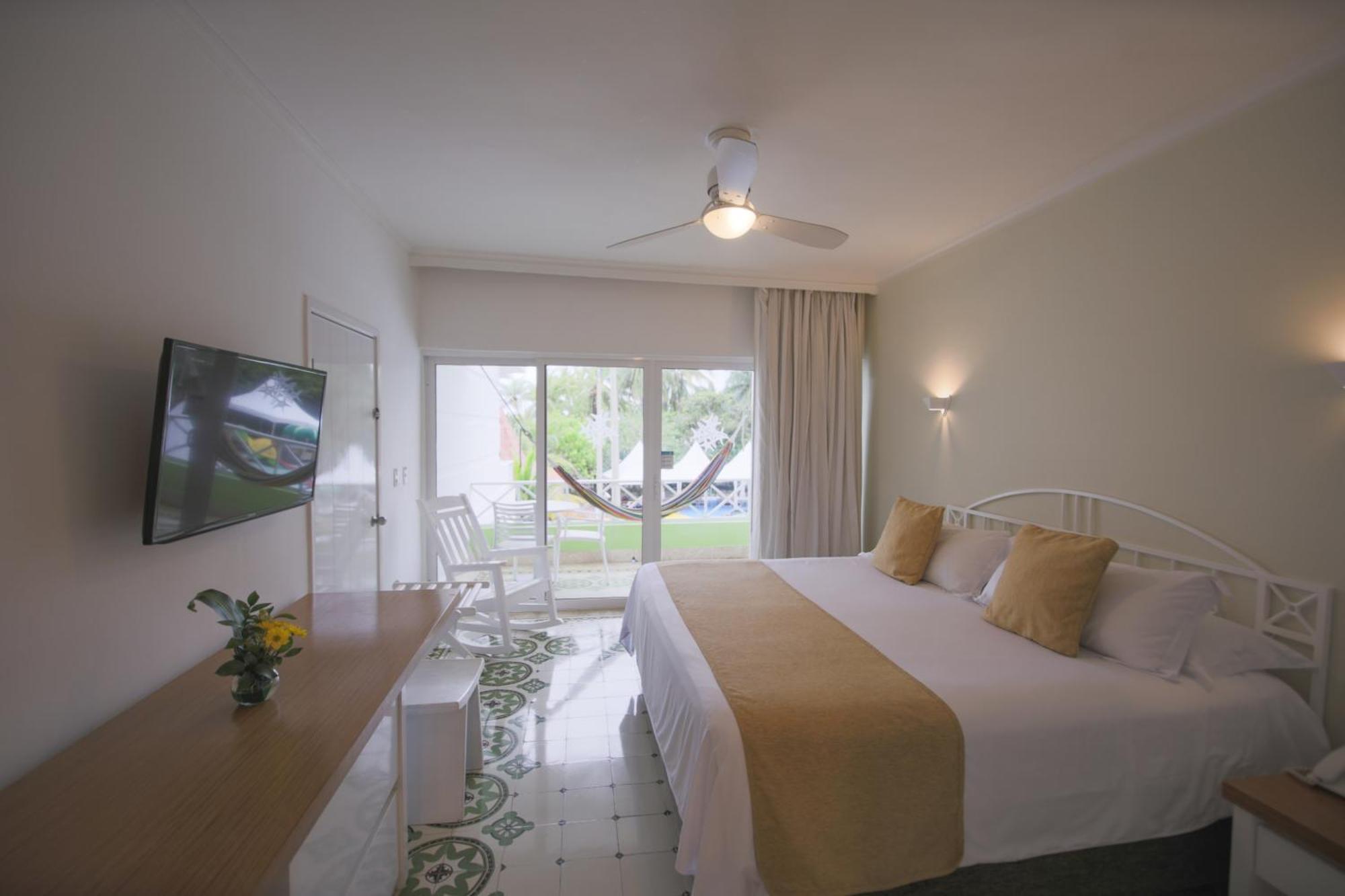 Hotel Las Americas Casa De Playa Cartagena Exterior photo A room at the hotel